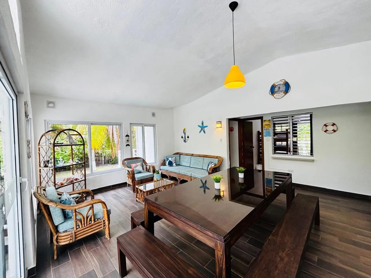 sala, comedor — Las lisas casa de Playa con piscina y jardines — Casa vacacional en Venta en Las Lisas, Santa Rosa — foto 2 de 17