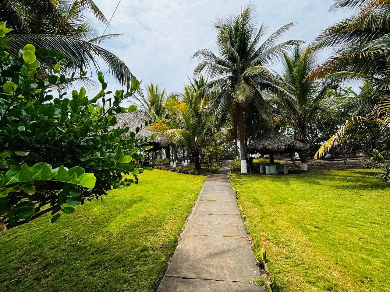 jardin con rancho — Las lisas casa de Playa con piscina y jardines — Casa vacacional en Venta en Las Lisas, Santa Rosa — foto 15 de 17