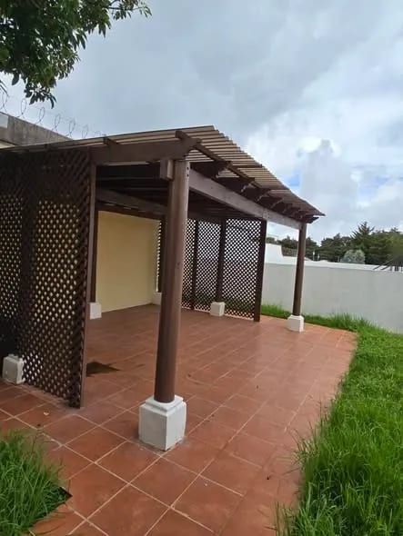 CASA CON JARDÍN EN ALQUILER EN BOUGANVILIAS DE ARRAZOLA CARRETERA SALVADOR KM.16.5 — Casa en Alquiler en Fraijanes, Carretera a El Salvador, Guatemala, Ciudad — foto 2 de 17