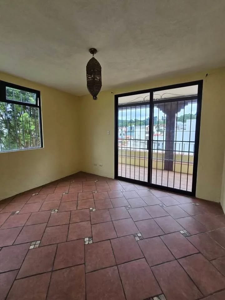 CASA CON JARDÍN EN ALQUILER EN BOUGANVILIAS DE ARRAZOLA CARRETERA SALVADOR KM.16.5 — Casa en Alquiler en Fraijanes, Carretera a El Salvador, Guatemala, Ciudad — foto 8 de 17