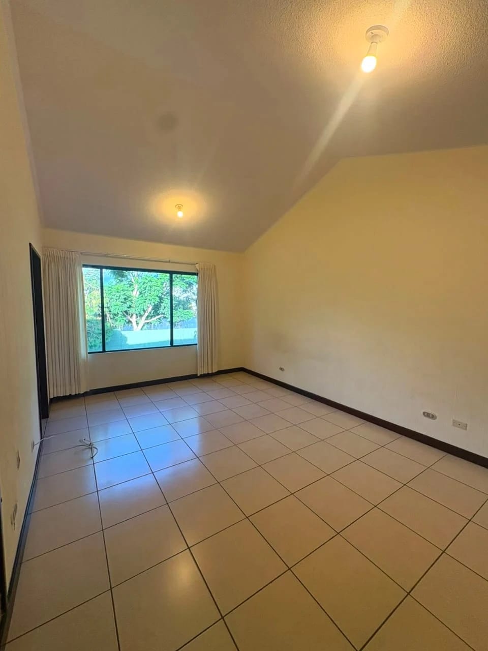 CASA EN ALQUILER CONDOMINIO ALAMEDAS DE SAN ISIDRO ZONA 16 — Casa en Alquiler en Zona 16, Guatemala, Ciudad — foto 10 de 11