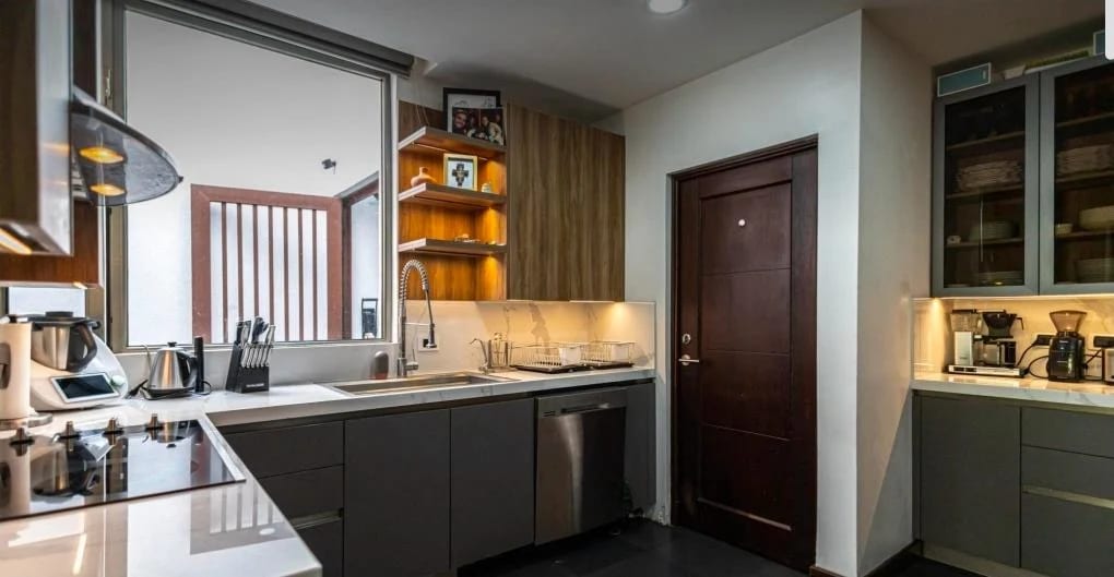 CASA DE ESQUINA EN VENTA - DENTRO DE CONDOMINIO - VISTA HERMOSA II ZONA 15 — Casa en Venta en Zona 15, Guatemala, Ciudad — foto 4 de 13