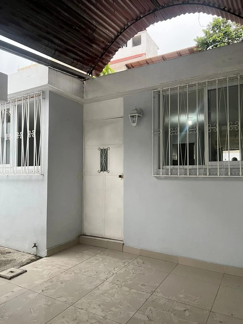 Casa en Venta Fuera de Garita Valle Dorado San Cristóbal Zona 8 Mixco — Casa en Venta en Zona 8 Mixco, Guatemala, Ciudad — foto 1 de 16