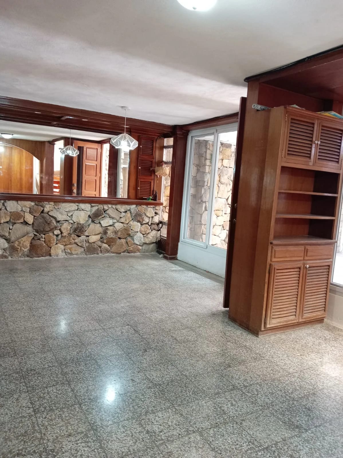 Casa Remodelada en Venta Valle Dorado Bulevar Sur San Cristóbal Zona 8 — Casa en Venta en Zona 8 Mixco, Guatemala, Ciudad — foto 11 de 17