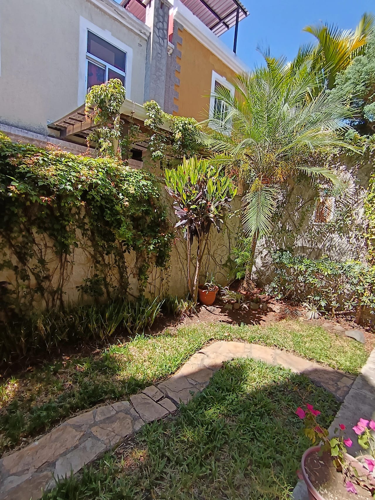 Preciosa Casa en Alquiler Conominio Altos del Encinal Zona 7 Mixco — Casa en Alquiler en Zona 7 Mixco, Guatemala, Ciudad — foto 4 de 17