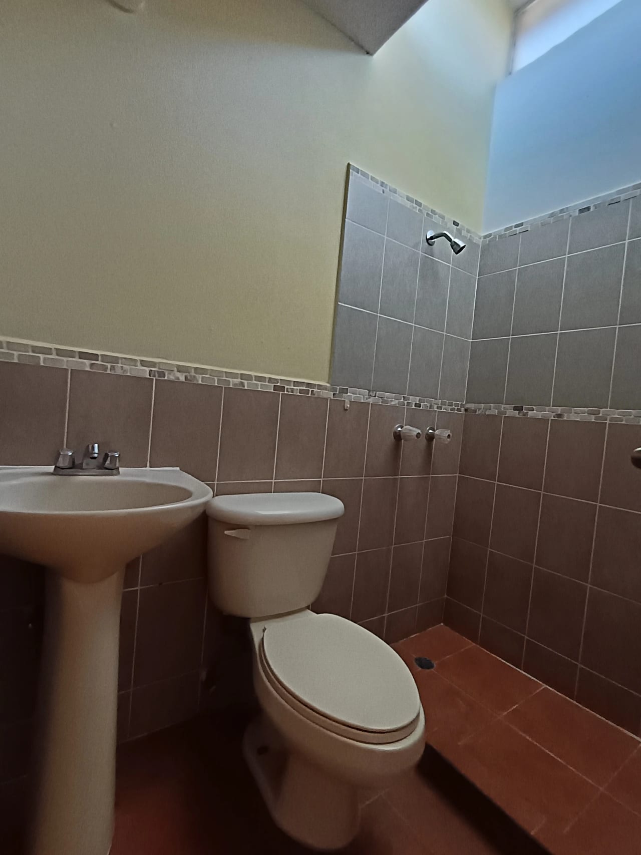 Preciosa Casa en Alquiler Conominio Altos del Encinal Zona 7 Mixco — Casa en Alquiler en Zona 7 Mixco, Guatemala, Ciudad — foto 12 de 17