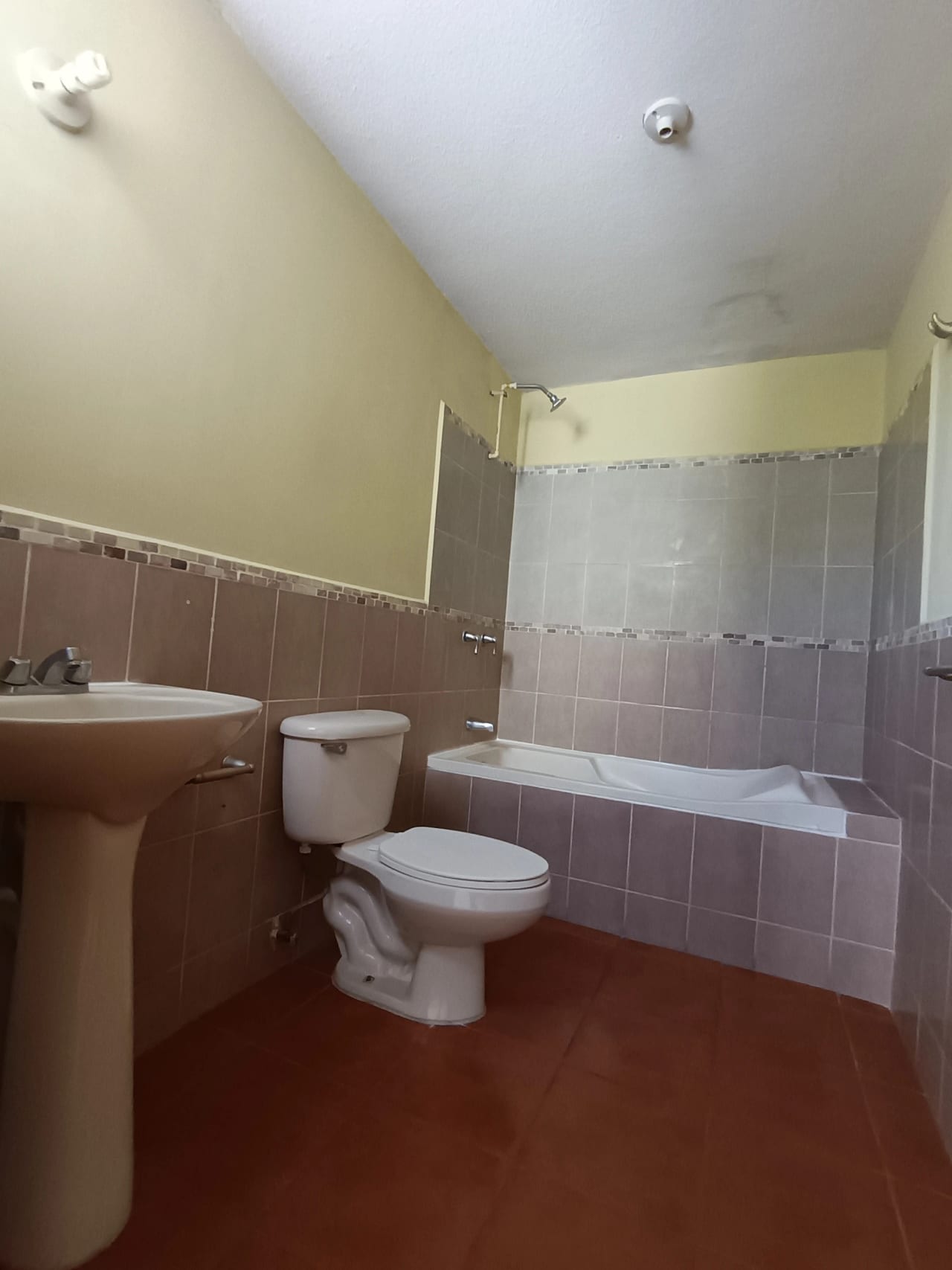Preciosa Casa en Alquiler Conominio Altos del Encinal Zona 7 Mixco — Casa en Alquiler en Zona 7 Mixco, Guatemala, Ciudad — foto 14 de 17