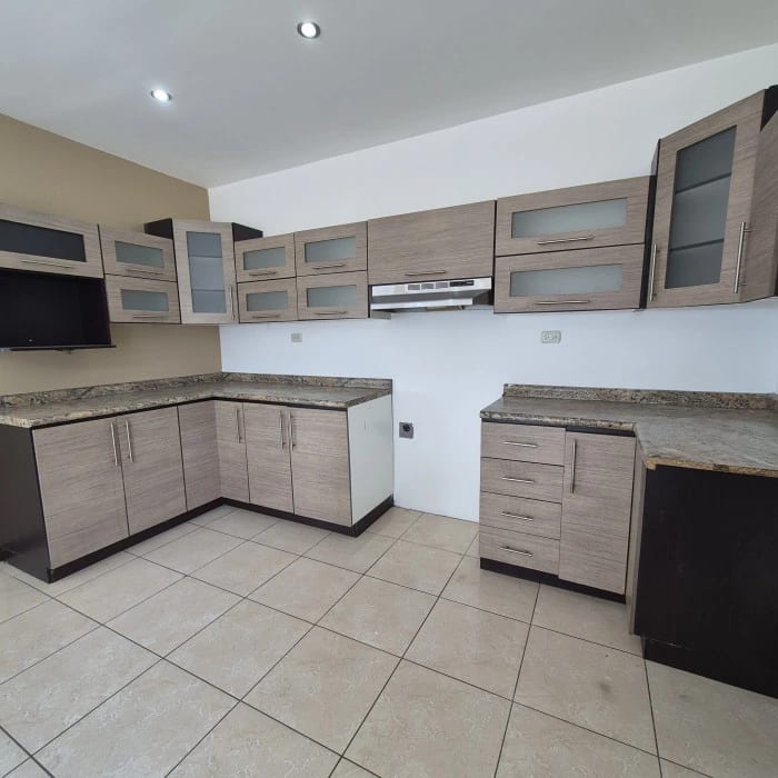 Apartamento en Renta en Zona 16 — Apartamento en Alquiler en Kanajuyú, Zona 16, Guatemala, Ciudad — foto 4 de 9
