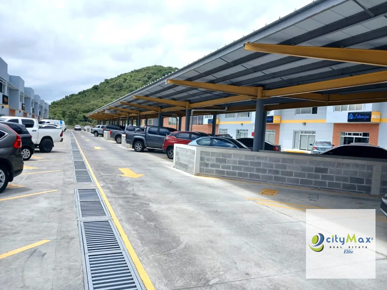 Ofi Bodega en Alquiler en el Naranjo - Zona 4 de Mixco — Bodega / Ofibodega en Alquiler en Condado Naranjo, Zona 4 Mixco, Guatemala, Ciudad — foto 1 de 13