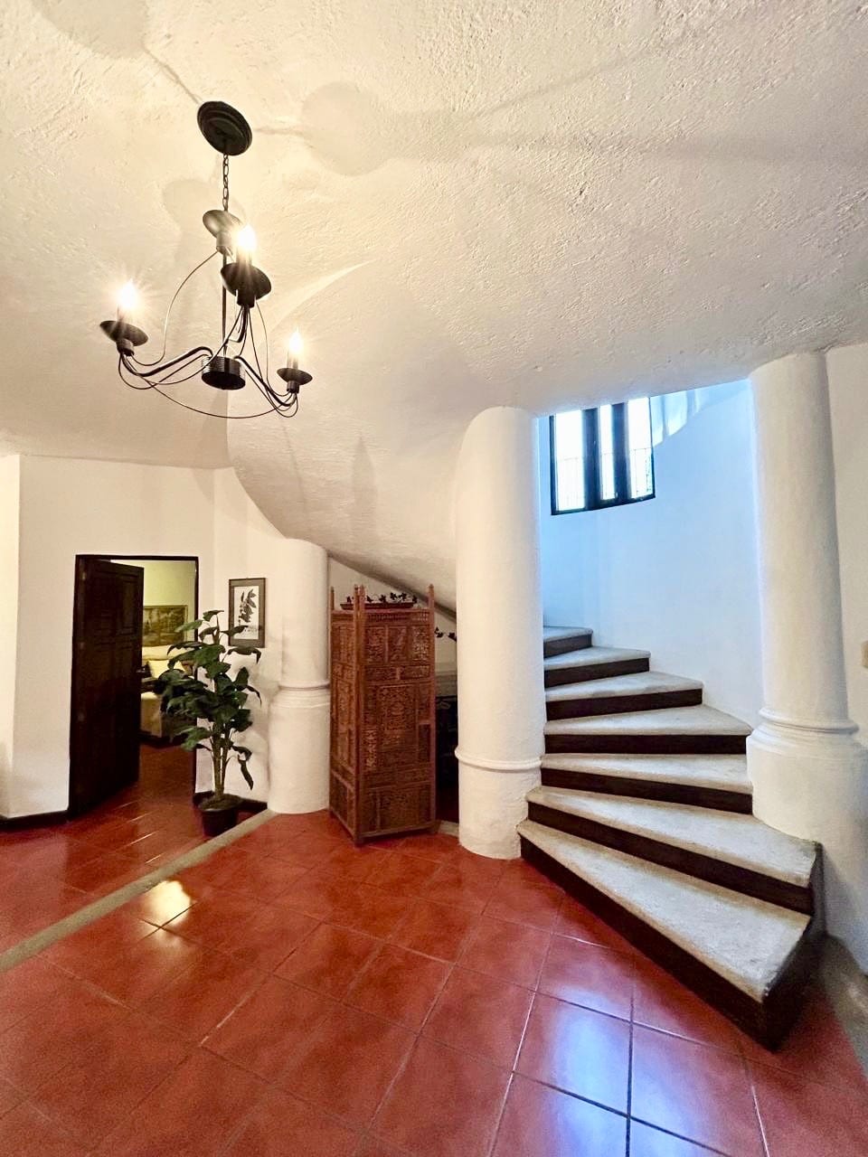 Alquilo Linda y Amplia Casa Amueblada a Pasos del Casco de Antigua — Casa en Alquiler en Antigua, Sacatepéquez — foto 2 de 13