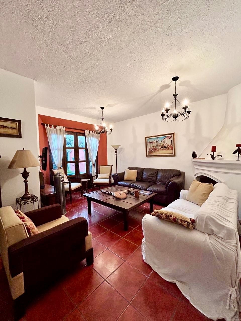 Alquilo Linda y Amplia Casa Amueblada a Pasos del Casco de Antigua — Casa en Alquiler en Antigua, Sacatepéquez — foto 1 de 13