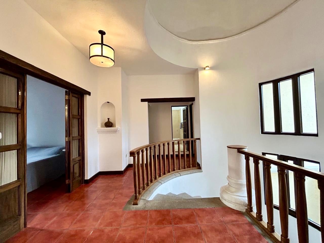 Alquilo Linda y Amplia Casa Amueblada a Pasos del Casco de Antigua — Casa en Alquiler en Antigua, Sacatepéquez — foto 5 de 13