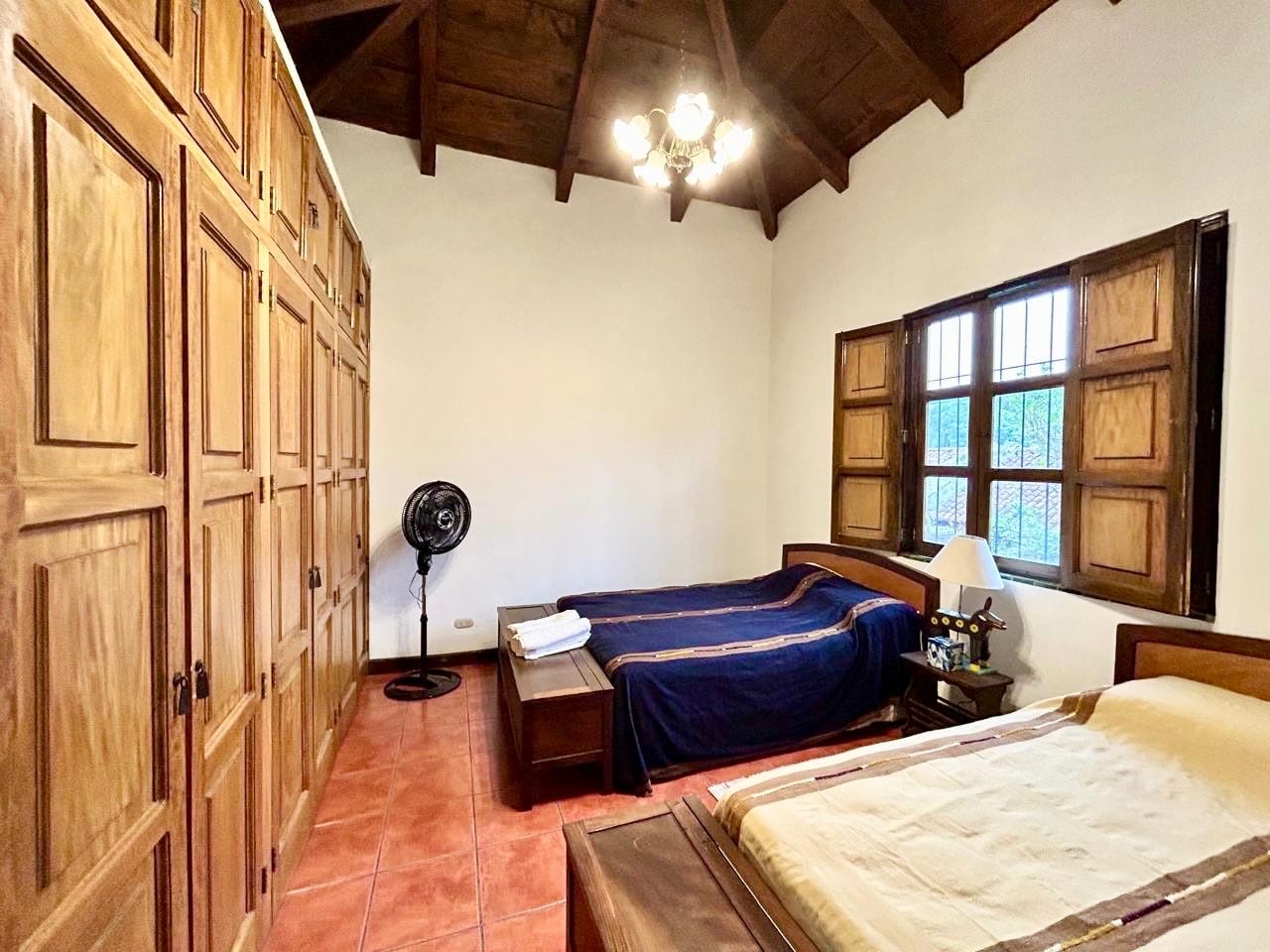 Alquilo Linda y Amplia Casa Amueblada a Pasos del Casco de Antigua — Casa en Alquiler en Antigua, Sacatepéquez — foto 7 de 13