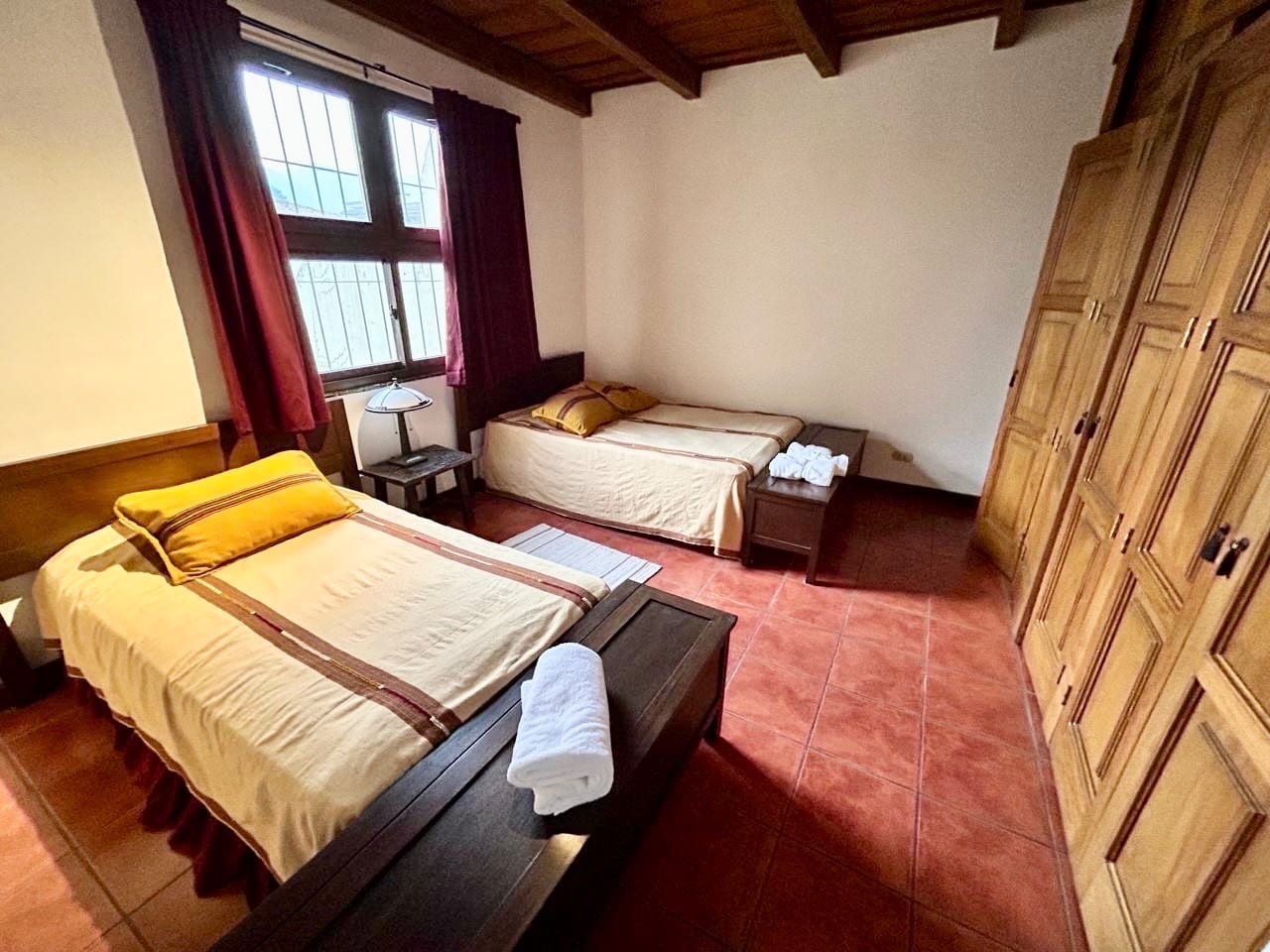 Alquilo Linda y Amplia Casa Amueblada a Pasos del Casco de Antigua — Casa en Alquiler en Antigua, Sacatepéquez — foto 8 de 13