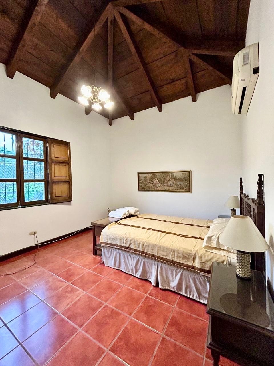 Alquilo Linda y Amplia Casa Amueblada a Pasos del Casco de Antigua — Casa en Alquiler en Antigua, Sacatepéquez — foto 10 de 13