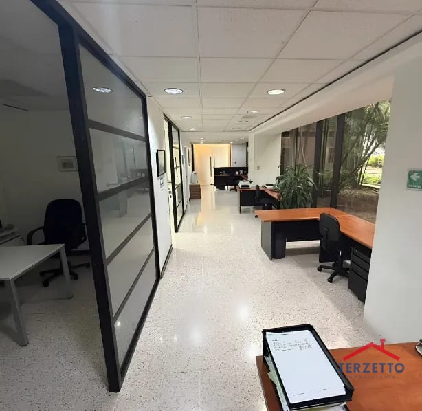 Oficina Zona 10 — Oficina en Alquiler en Zona 10, Guatemala, Ciudad — foto 3 de 8