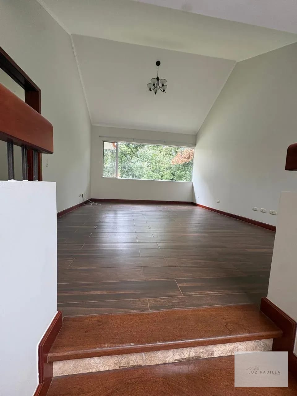 Sala Familiar — Espectacular y Amplia casa Portal del Bosque 2 — Casa en Alquiler en Portal del Bosque II, Carretera a El Salvador, Guatemala, Ciudad — foto 9 de 17