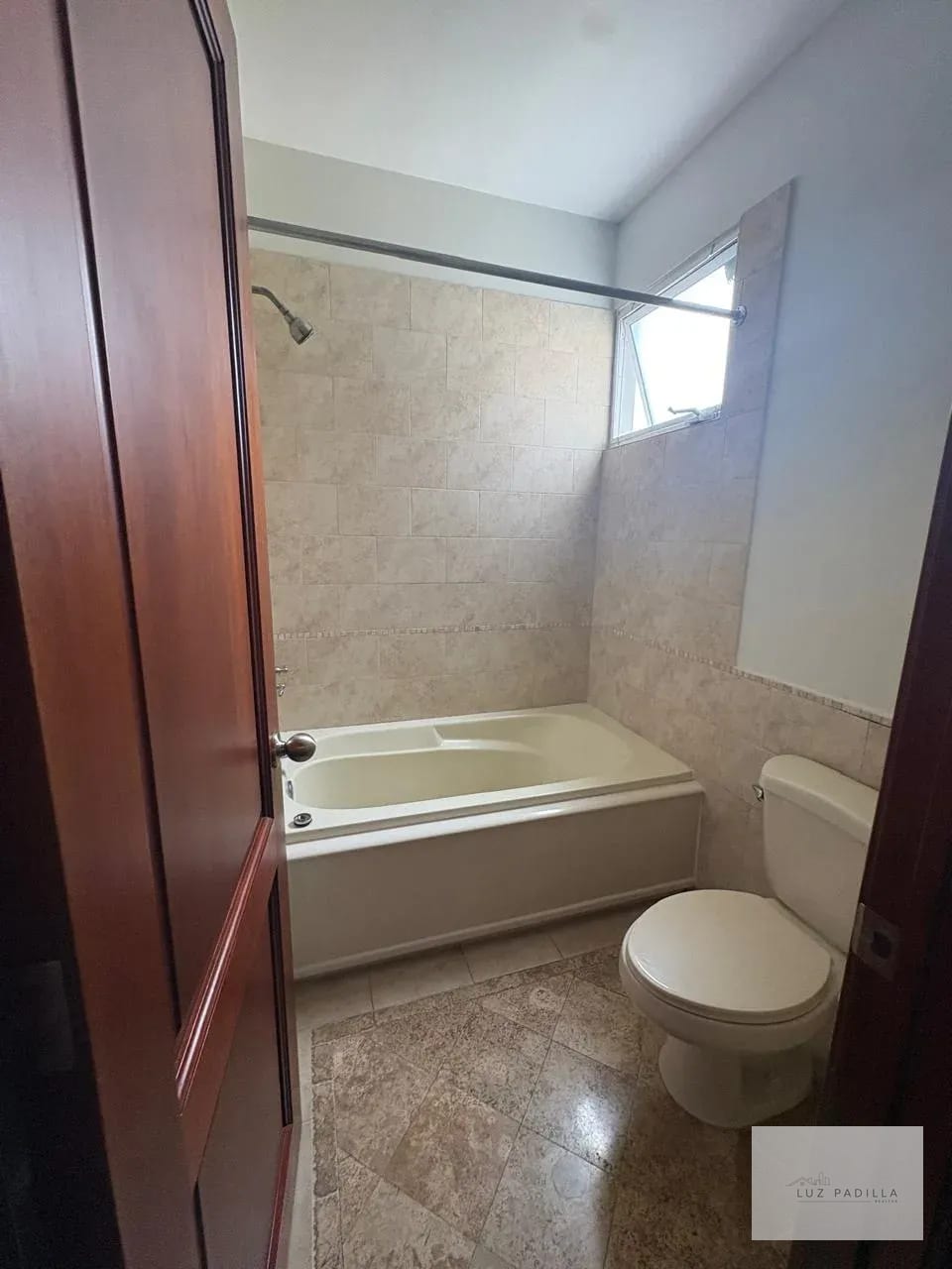 Baño secundario — Espectacular y Amplia casa Portal del Bosque 2 — Casa en Alquiler en Portal del Bosque II, Carretera a El Salvador, Guatemala, Ciudad — foto 14 de 17