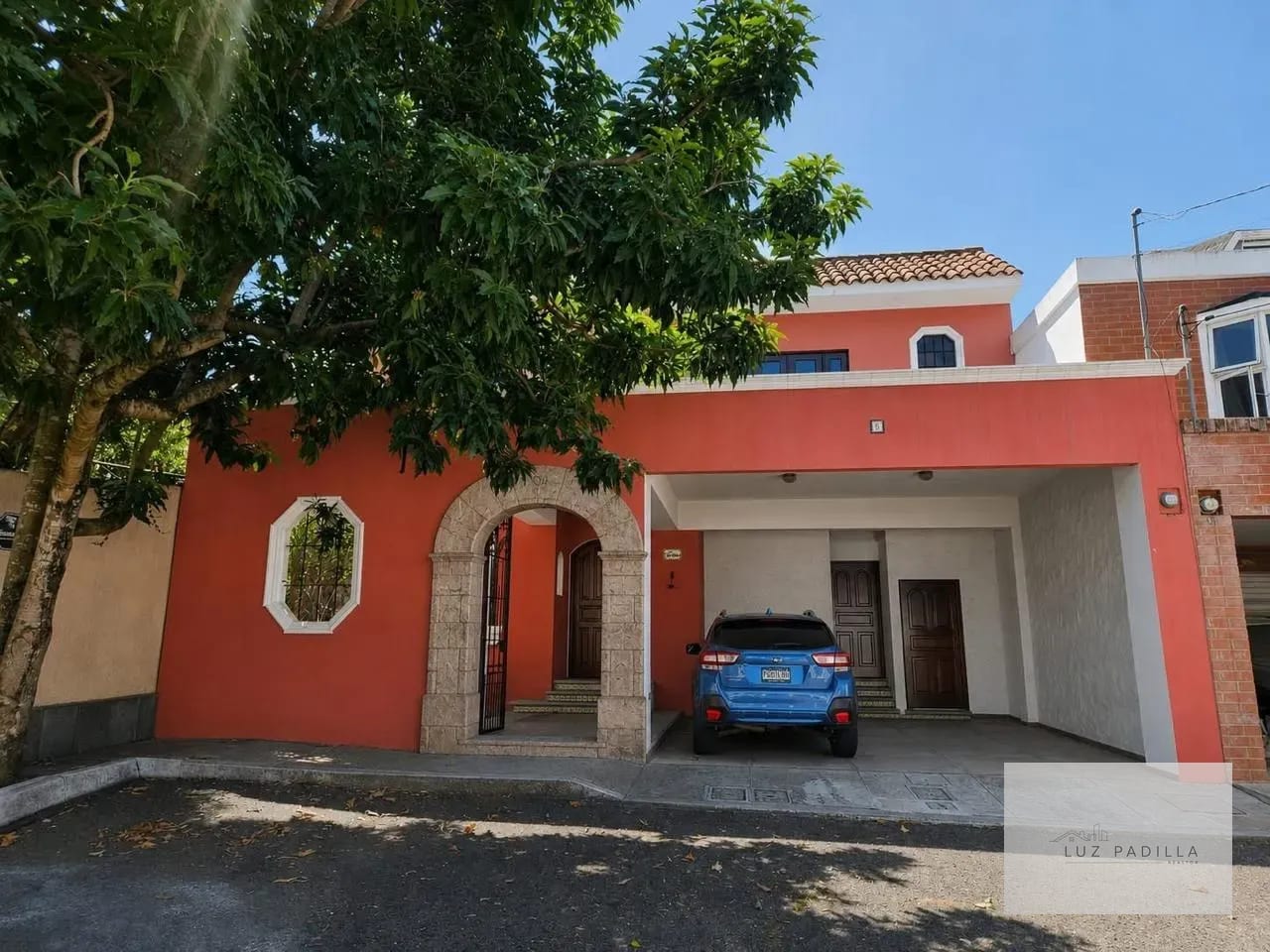 Alquilo casa en zona 10 ubicación privilegiada — Casa en Alquiler en Zona 10, Guatemala, Ciudad — foto 2 de 13