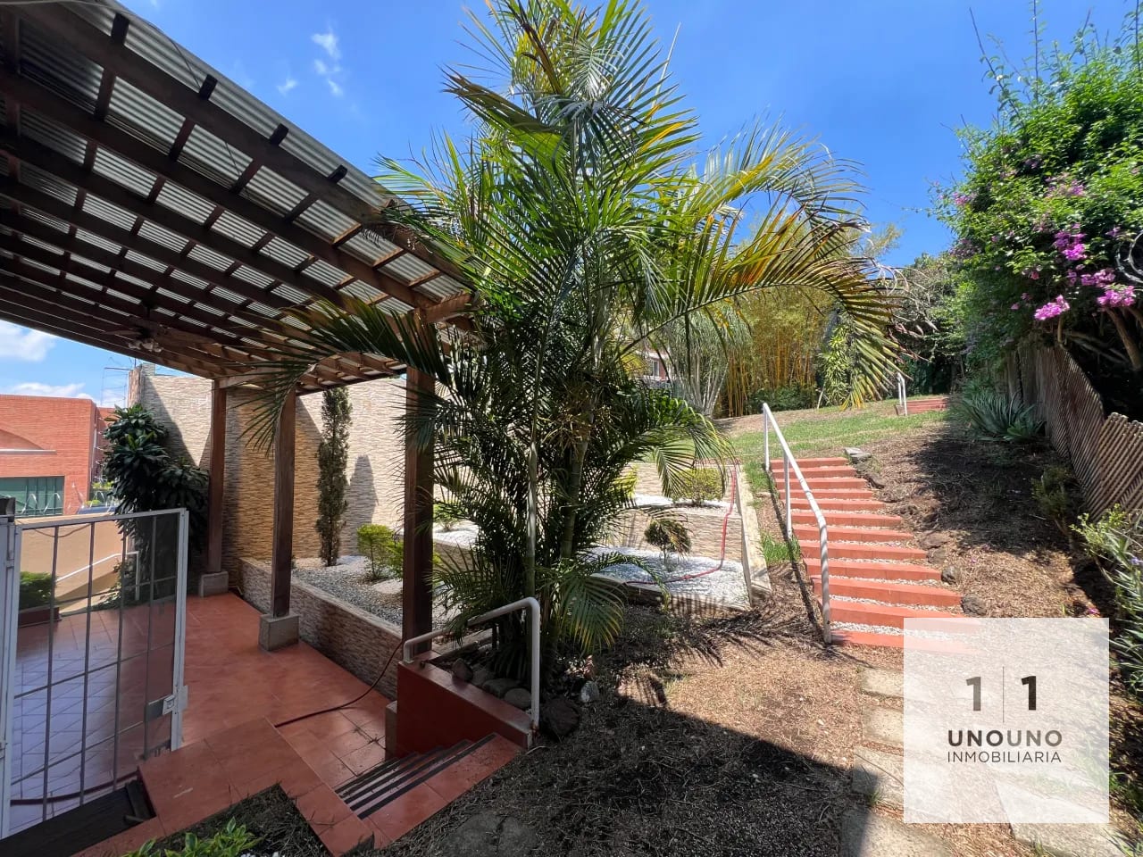 Hermosa casa en alquiler en Elgin, zona 13 — Casa en Alquiler en Elgin, Zona 13, Guatemala, Ciudad — foto 1 de 17