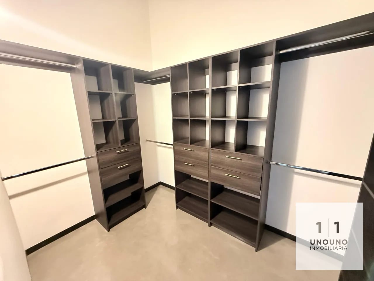 walk in closet — Loft en alquiler en 4 Grados Norte — Apartamento en Alquiler en Zona 4, Guatemala, Ciudad — foto 10 de 12