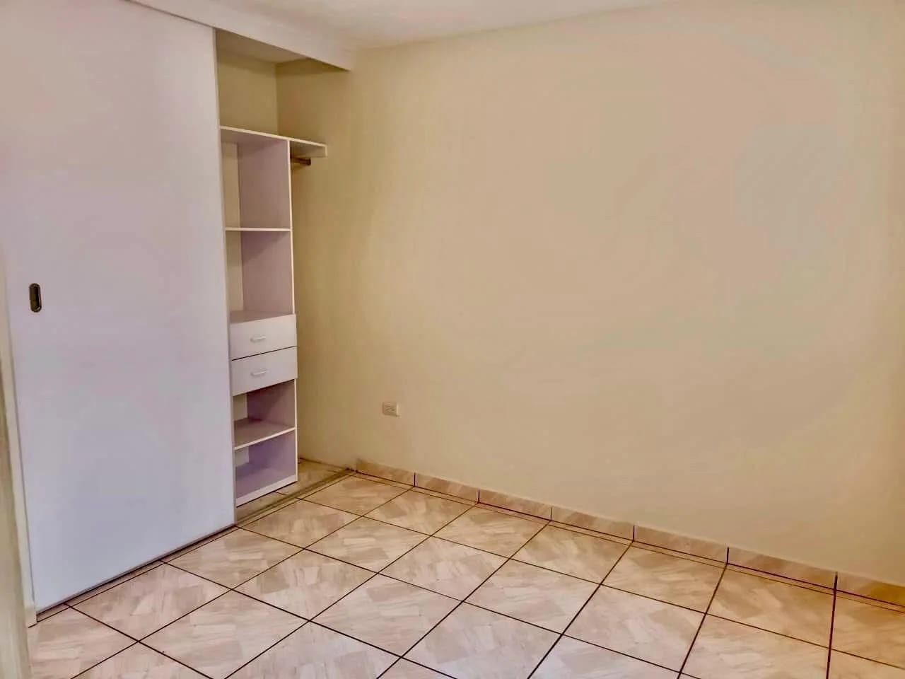 APARTAMENTO EN RENTA EN SAN CRISTOBAL SECTOR B2 — Apartamento en Alquiler en Zona 8 Mixco, Guatemala, Ciudad — foto 2 de 9