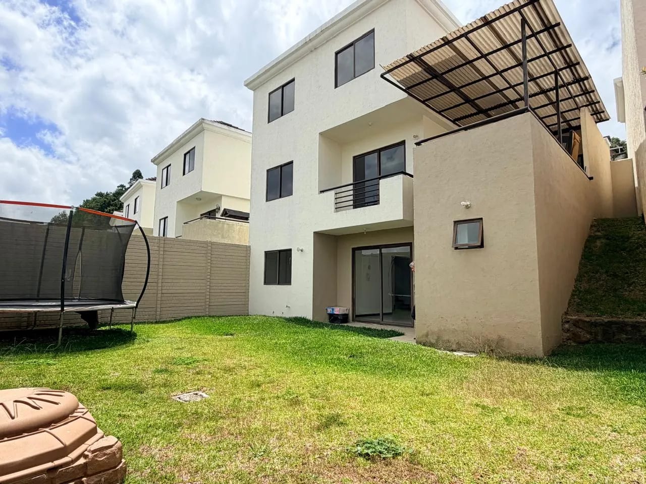Casa en Venta en Zona 16, Vistas de San Isidro — Casa en Venta en Vistas de San Isidro, Zona 16, Guatemala, Ciudad — foto 1 de 17