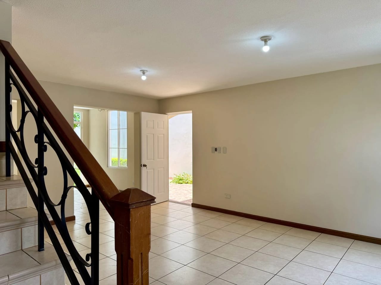 Casa en Renta en Condado Naranjo, Zona 4 de Mixco — Casa en Alquiler en Condado Naranjo, Zona 4 Mixco, Guatemala, Ciudad — foto 1 de 17