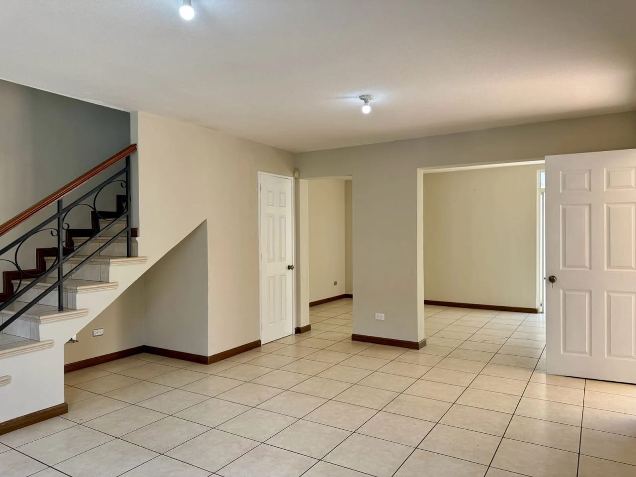 Casa en Renta en Condado Naranjo, Zona 4 de Mixco — Casa en Alquiler en Condado Naranjo, Zona 4 Mixco, Guatemala, Ciudad — foto 2 de 17