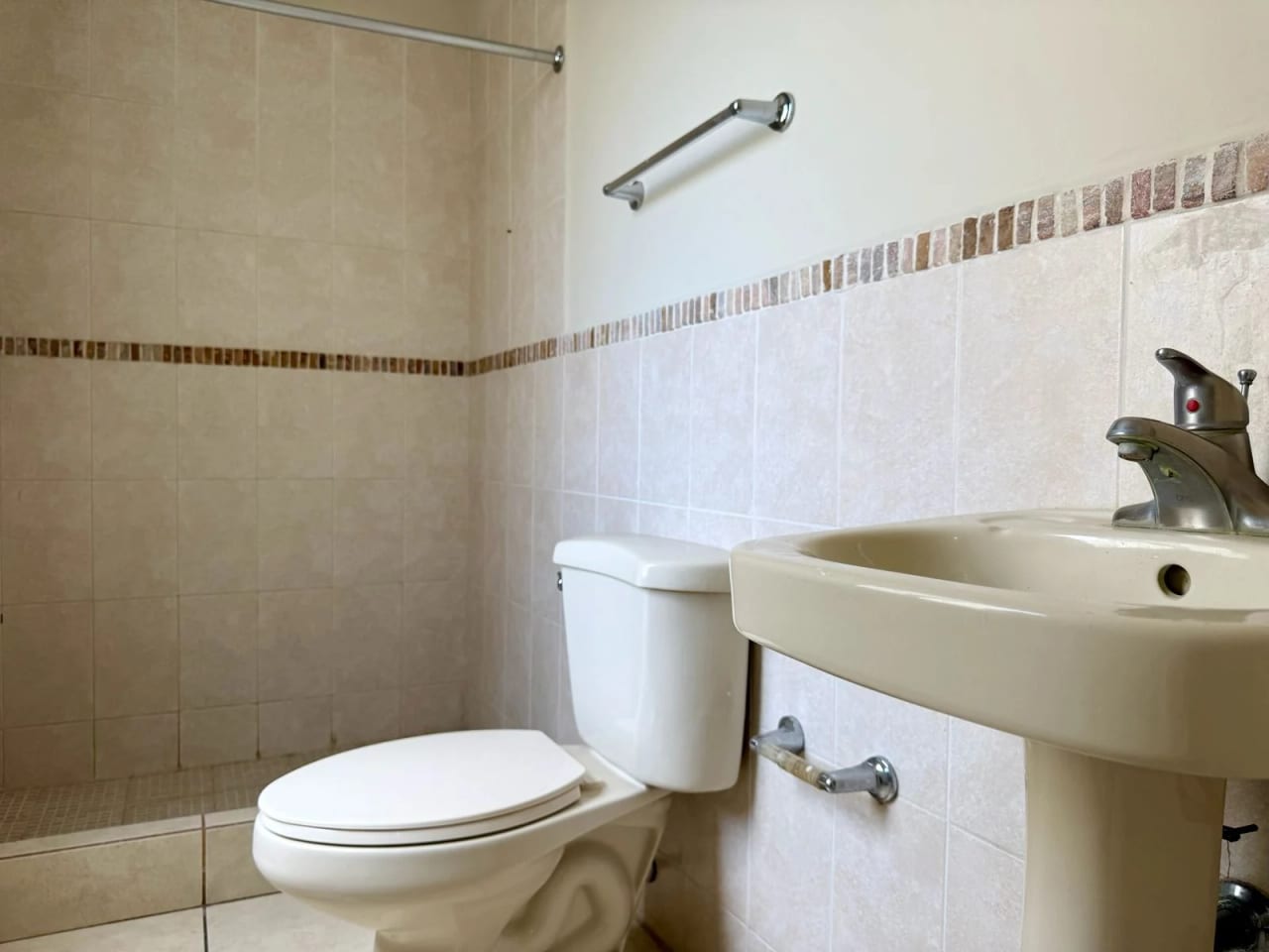 Casa en Renta en Condado Naranjo, Zona 4 de Mixco — Casa en Alquiler en Condado Naranjo, Zona 4 Mixco, Guatemala, Ciudad — foto 13 de 17
