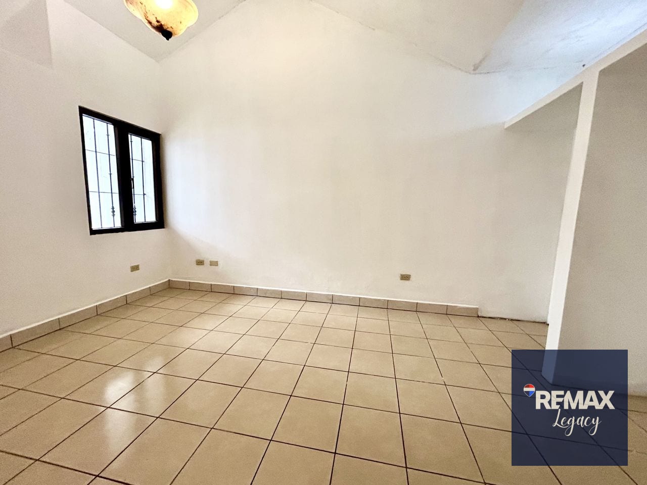 Casa Venta | Jardines de San Isidro | zona 16 — Casa en Venta en Zona 16, Guatemala, Ciudad — foto 2 de 17
