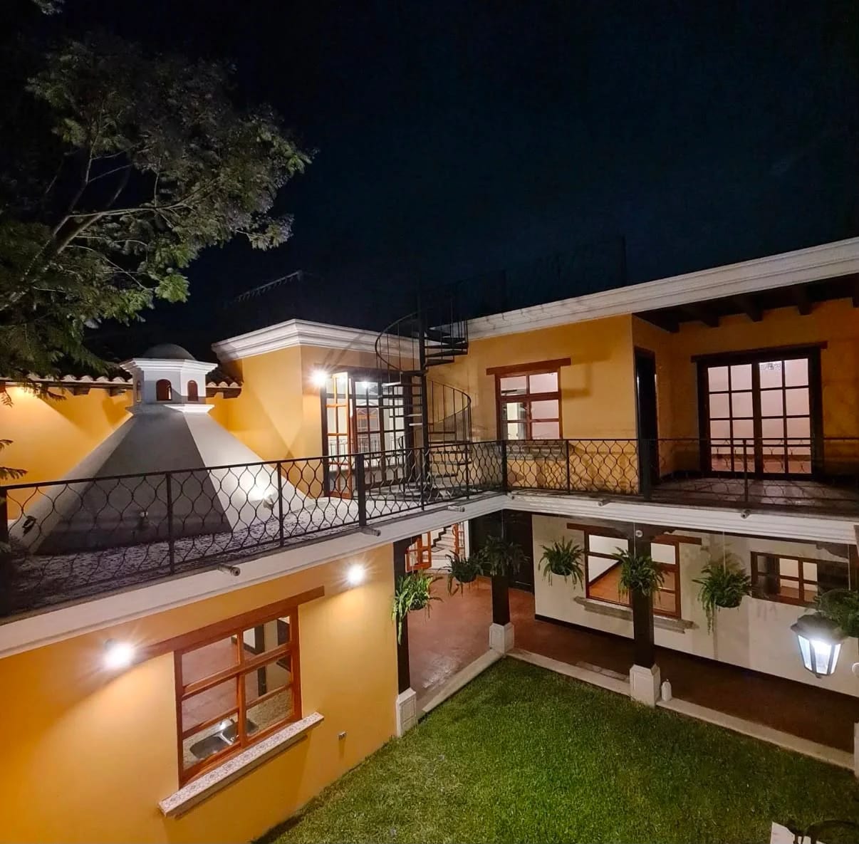 Lujosa Casa de Esquina. Boulevard Principal en Bella Vista Jocotenango — Casa en Venta en Jocotenango, Sacatepéquez — foto 1 de 9