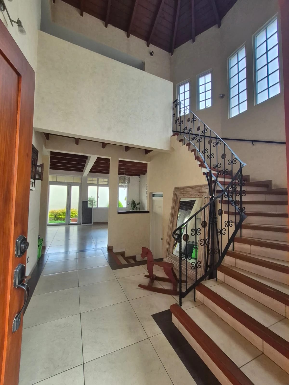 Amplia y preciosa casa en venta dentro de Hacienda Real zona 16 — Casa en Venta en Hacienda Real, Zona 16, Guatemala, Ciudad — foto 2 de 6