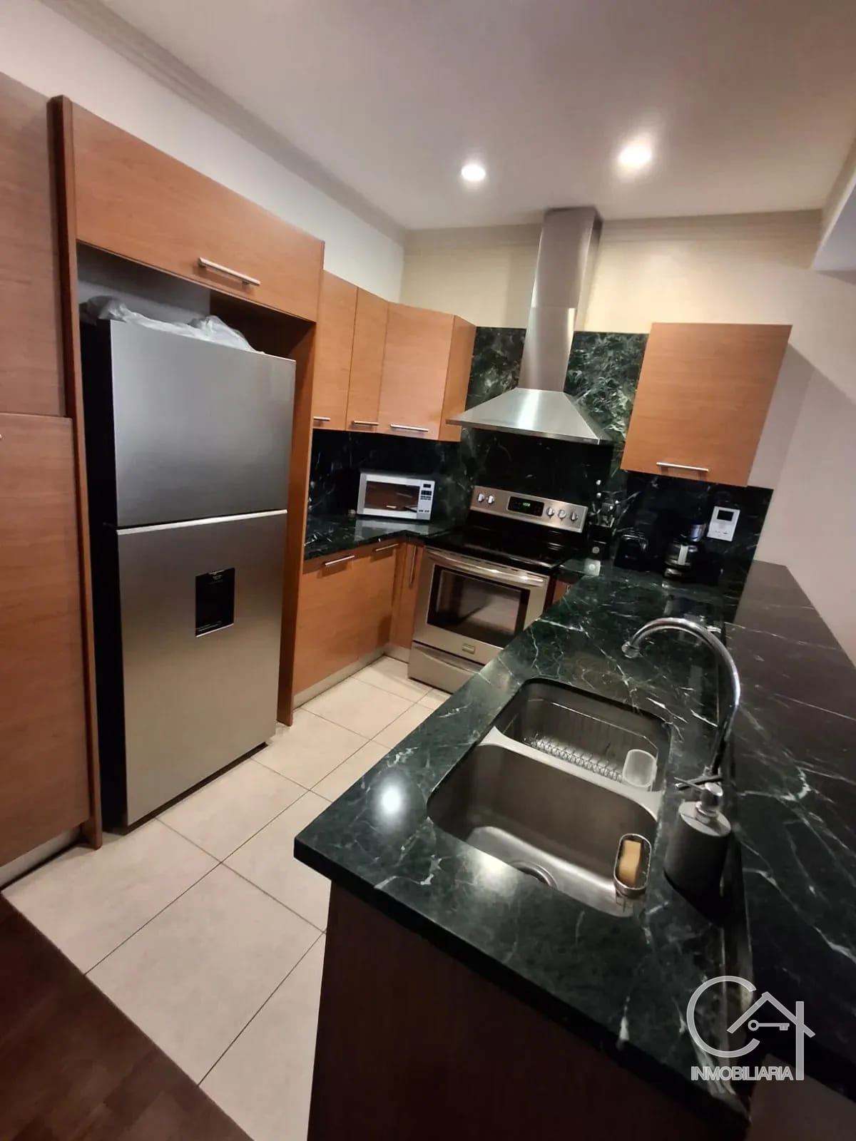 Apartamento en renta, Santa Maria zona 10 — Apartamento en Alquiler en Zona 10, Guatemala, Ciudad — foto 1 de 5