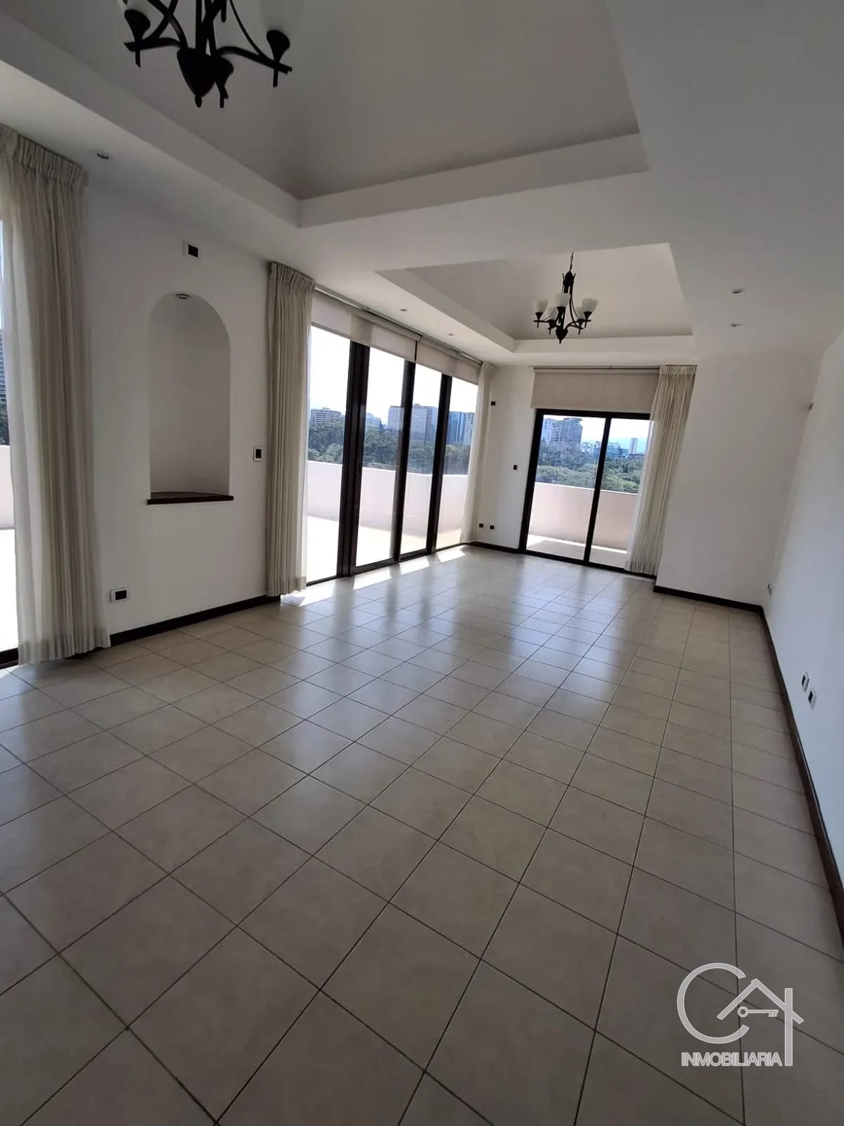 Amplio apartamento en renta, El Robledal zona 15 — Apartamento en Alquiler en Zona 15, Guatemala, Ciudad — foto 1 de 8