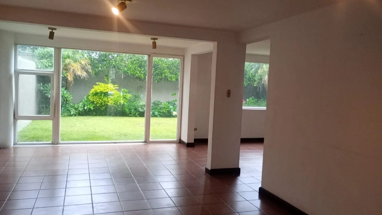 *renta Preciosa y Amplia Casa en KM 13.5 CAES* — Casa en Alquiler en Carretera a El Salvador, Guatemala, Ciudad — foto 3 de 7