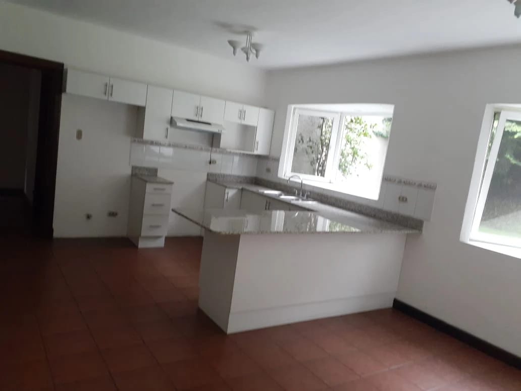 *renta Preciosa y Amplia Casa en KM 13.5 CAES* — Casa en Alquiler en Carretera a El Salvador, Guatemala, Ciudad — foto 4 de 7