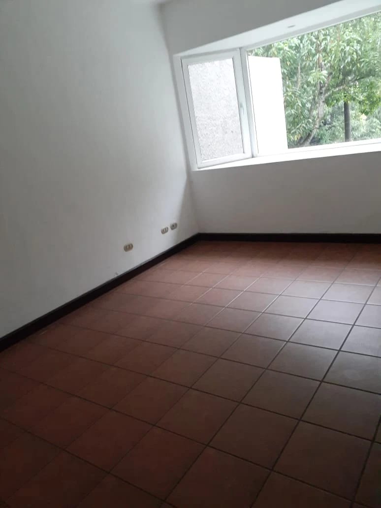 *renta Preciosa y Amplia Casa en KM 13.5 CAES* — Casa en Alquiler en Carretera a El Salvador, Guatemala, Ciudad — foto 6 de 7