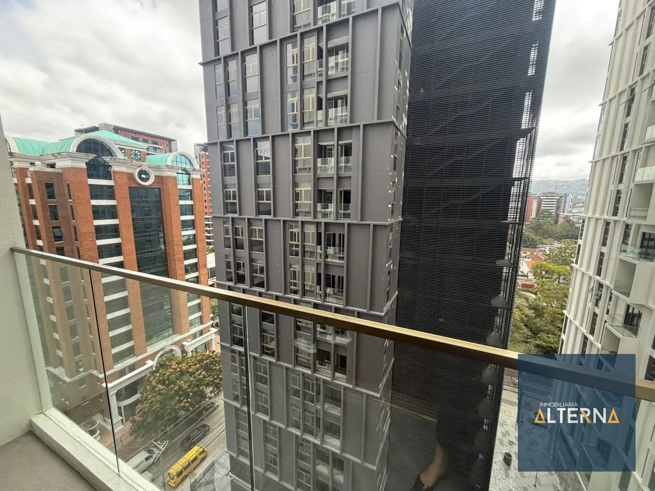 Apartamento en renta en el mejor sector de zona 10 EDIFICIO ATARAH — Apartamento en Alquiler en Zona 10, Guatemala, Ciudad — foto 7 de 14
