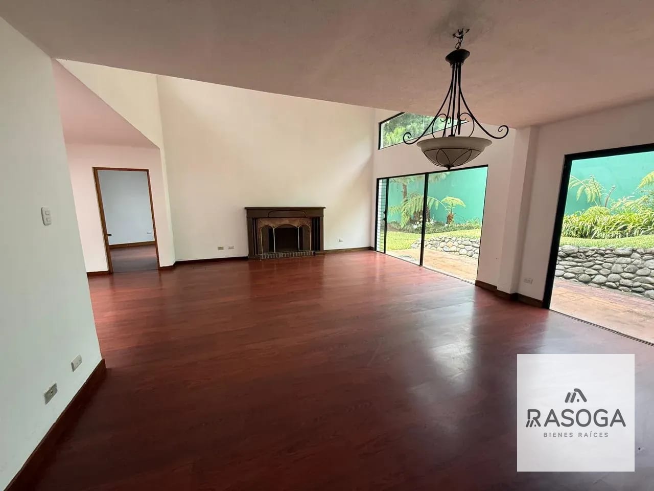 Vendo Preciosa Casa en KM 12 CAES, Sin Gradas en Primer Nivel — Casa en Venta en La Encantada, Carretera a El Salvador, Guatemala, Ciudad — foto 3 de 10