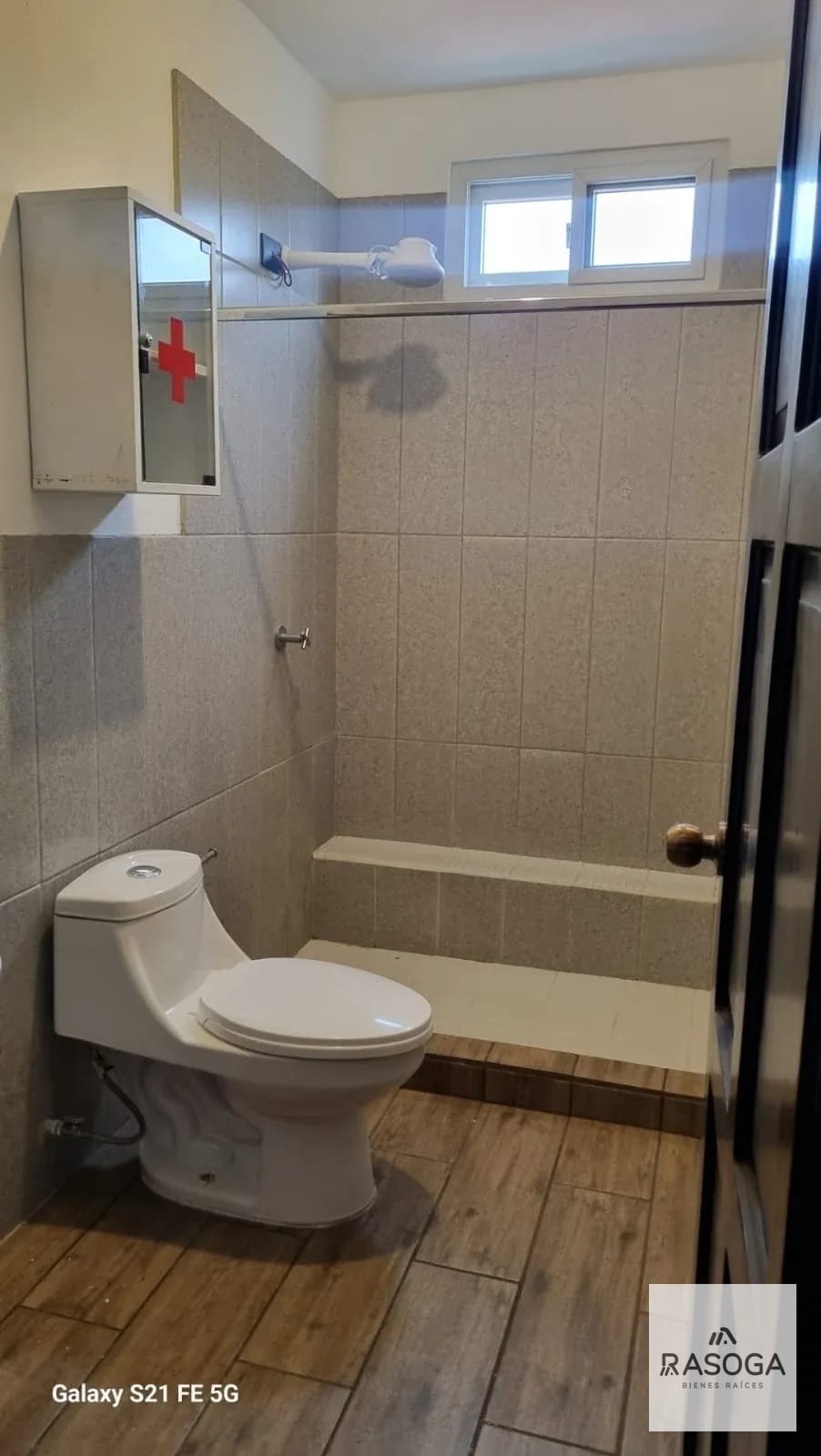 Baño — Rento Linda Casa en Zona 15 — Casa en Alquiler en La Trinidad, Zona 15, Guatemala, Ciudad — foto 9 de 12
