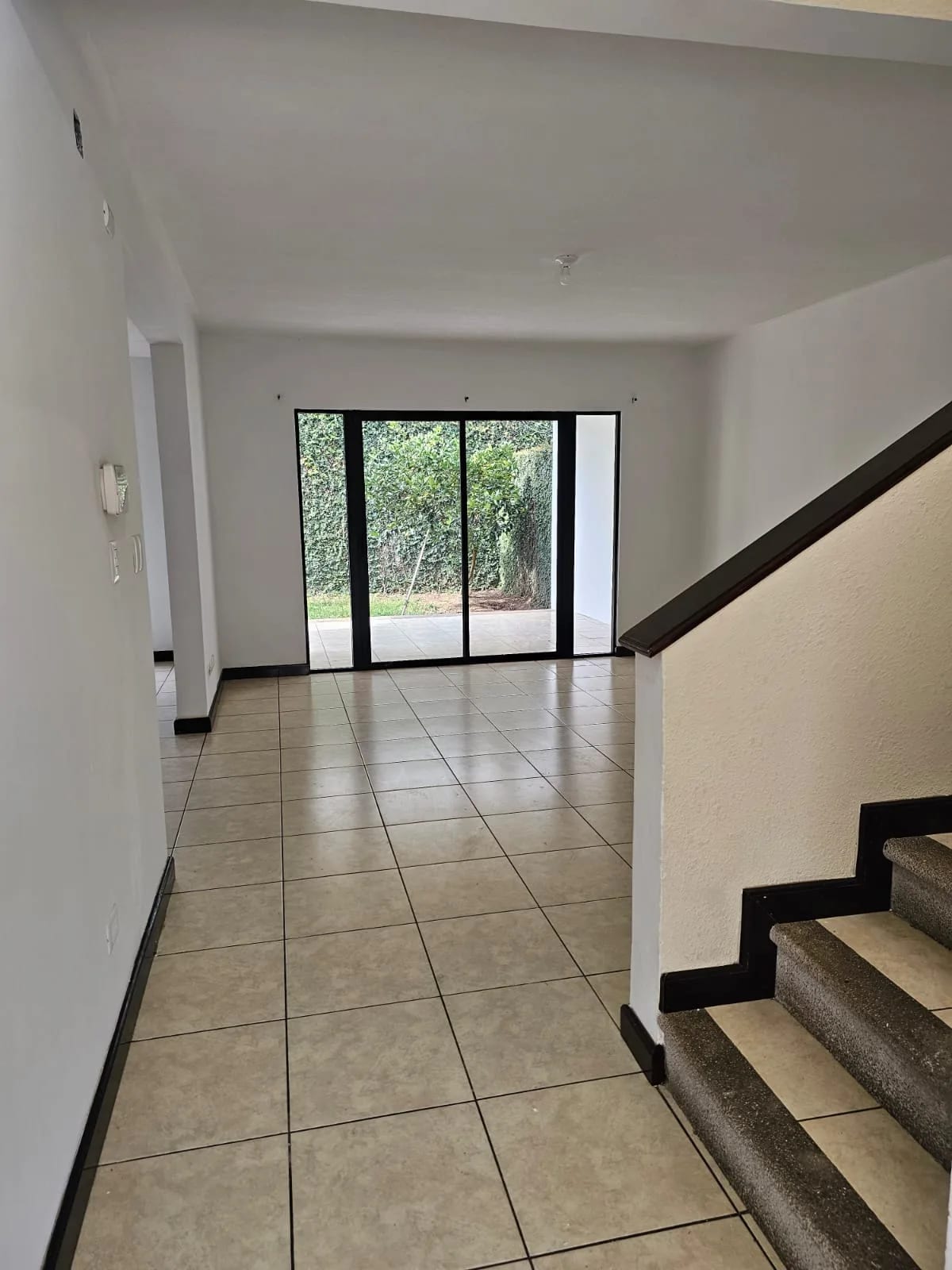 Renta de amplia casa, Portal de San Isidro 3, Zona 16 — Casa en Alquiler en Zona 16, Guatemala, Ciudad — foto 2 de 17