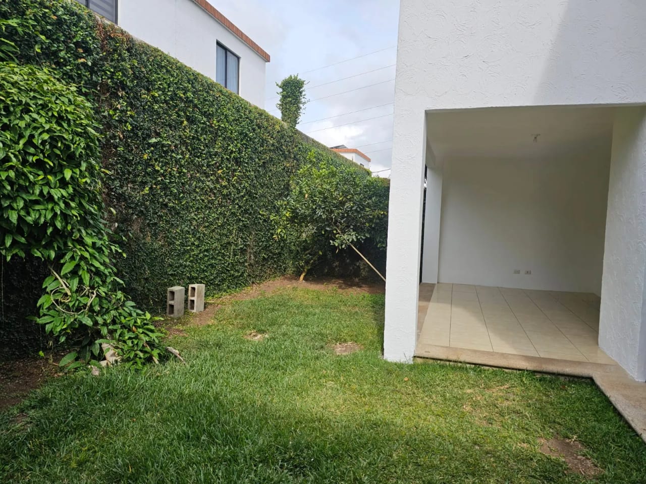Renta de amplia casa, Portal de San Isidro 3, Zona 16 — Casa en Alquiler en Zona 16, Guatemala, Ciudad — foto 4 de 17