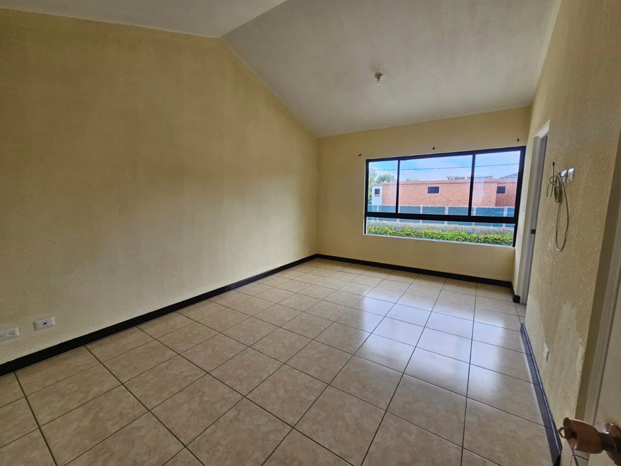 Renta de amplia casa, Portal de San Isidro 3, Zona 16 — Casa en Alquiler en Zona 16, Guatemala, Ciudad — foto 10 de 17