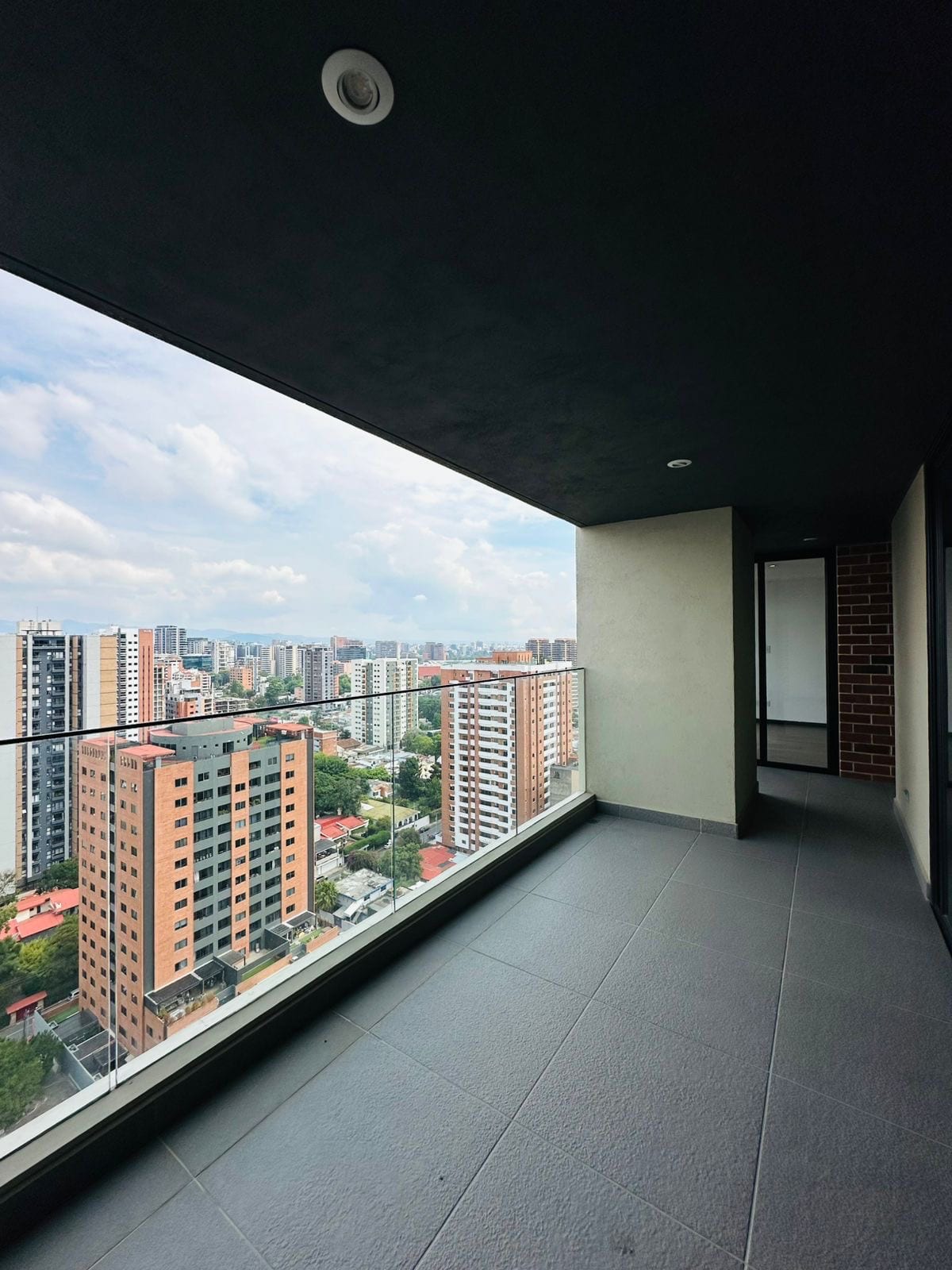 Apartamento nivel alto en renta zona 10 — Apartamento en Alquiler en Zona 10, Guatemala, Ciudad — foto 1 de 6