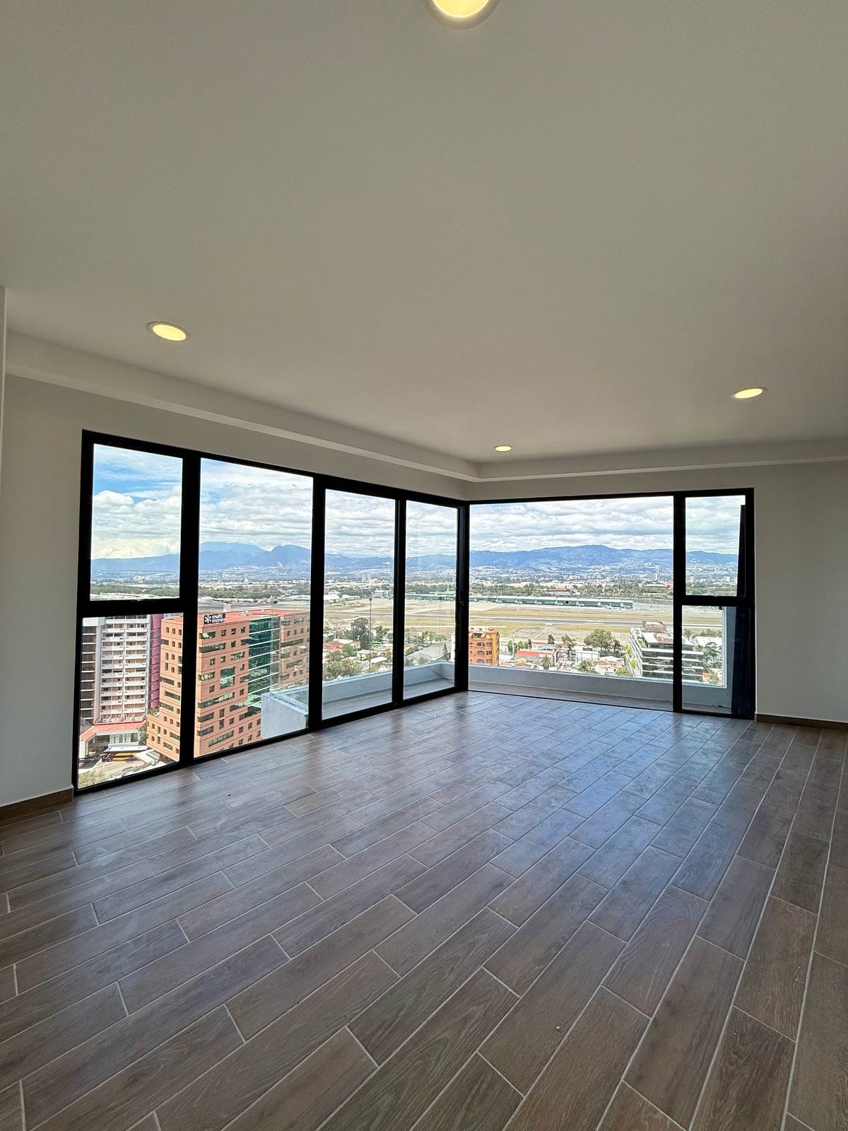 Apartamento nivel alto en renta zona 14 — Apartamento en Alquiler en Parque 14, Zona 14, Guatemala, Ciudad — foto 1 de 4