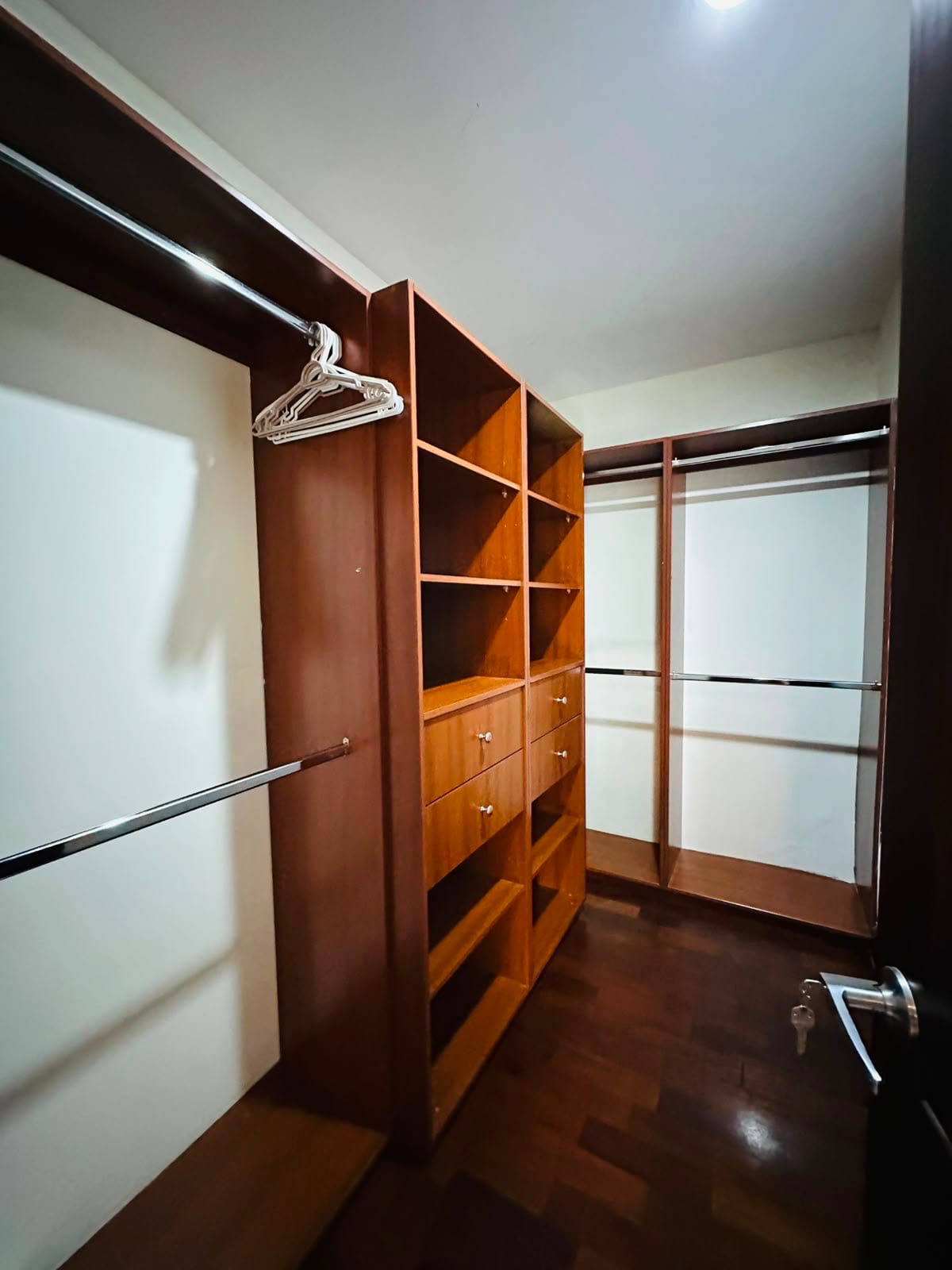 Apartamento amueblado en renta zona 10 — Apartamento en Alquiler en Santa María, Zona 10, Guatemala, Ciudad — foto 4 de 5