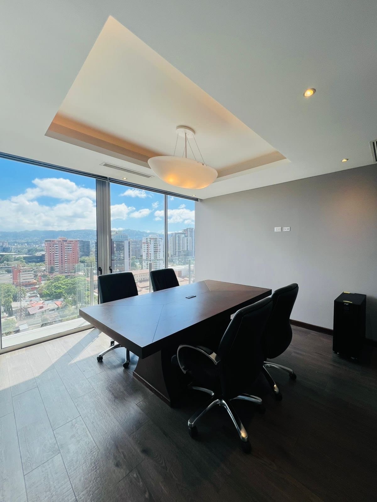 Oficina en renta zona 10 — Apartamento en Alquiler en Avia, Zona 10, Guatemala, Ciudad — foto 1 de 6