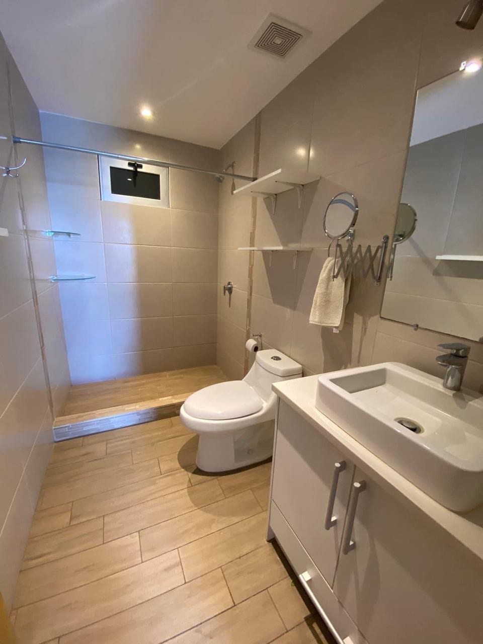 Hermoso apartamento en renta zona 10 — Apartamento en Alquiler en Zona 10, Guatemala, Ciudad — foto 8 de 9