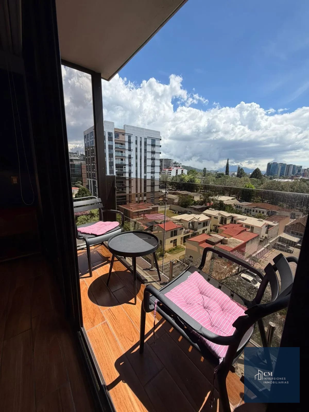 Balcón — Vive con estilo en Vista Hermosa I: apartamento amueblado en renta Z15 — Apartamento en Alquiler en Vista Hermosa I, Zona 15, Guatemala, Ciudad — foto 8 de 14